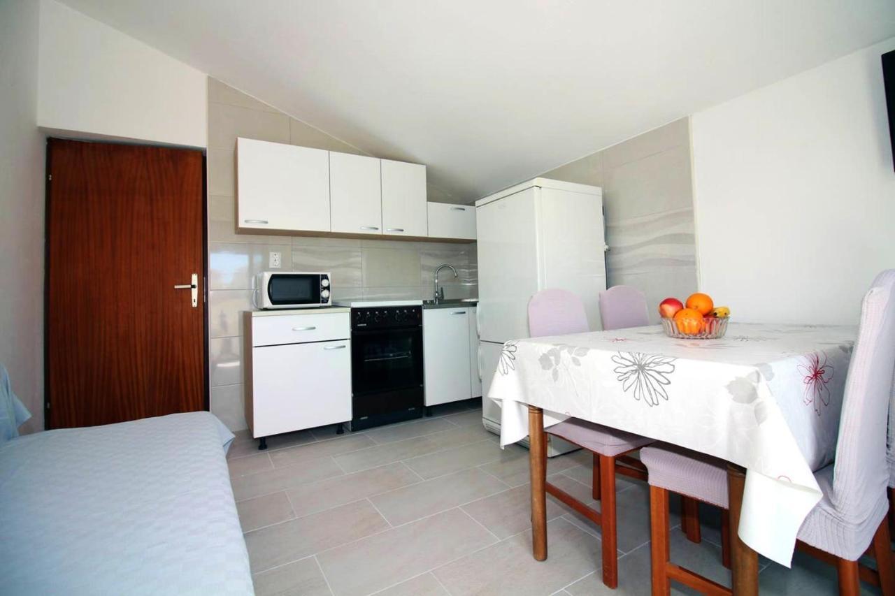 Charming Apartment In Tisno With 2 Bedrooms And Air Conditioning Екстериор снимка