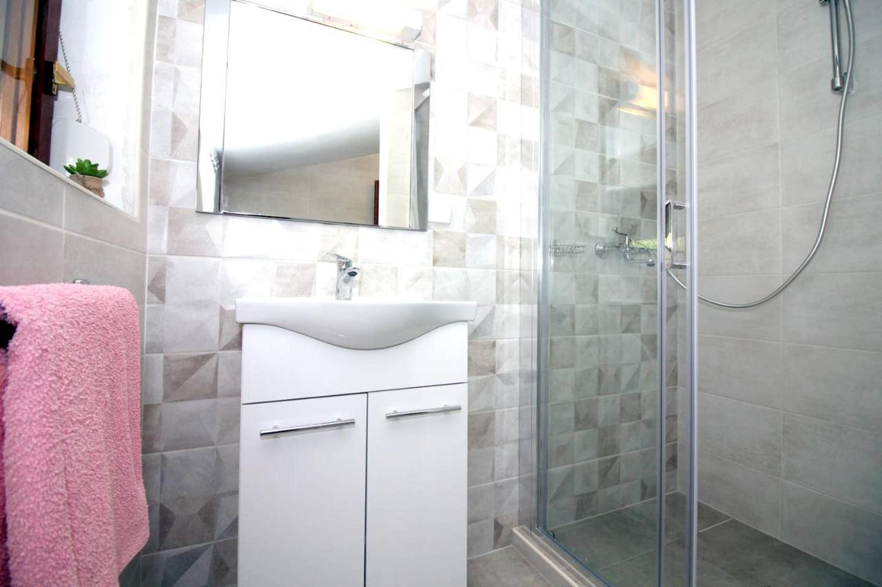 Charming Apartment In Tisno With 2 Bedrooms And Air Conditioning Екстериор снимка