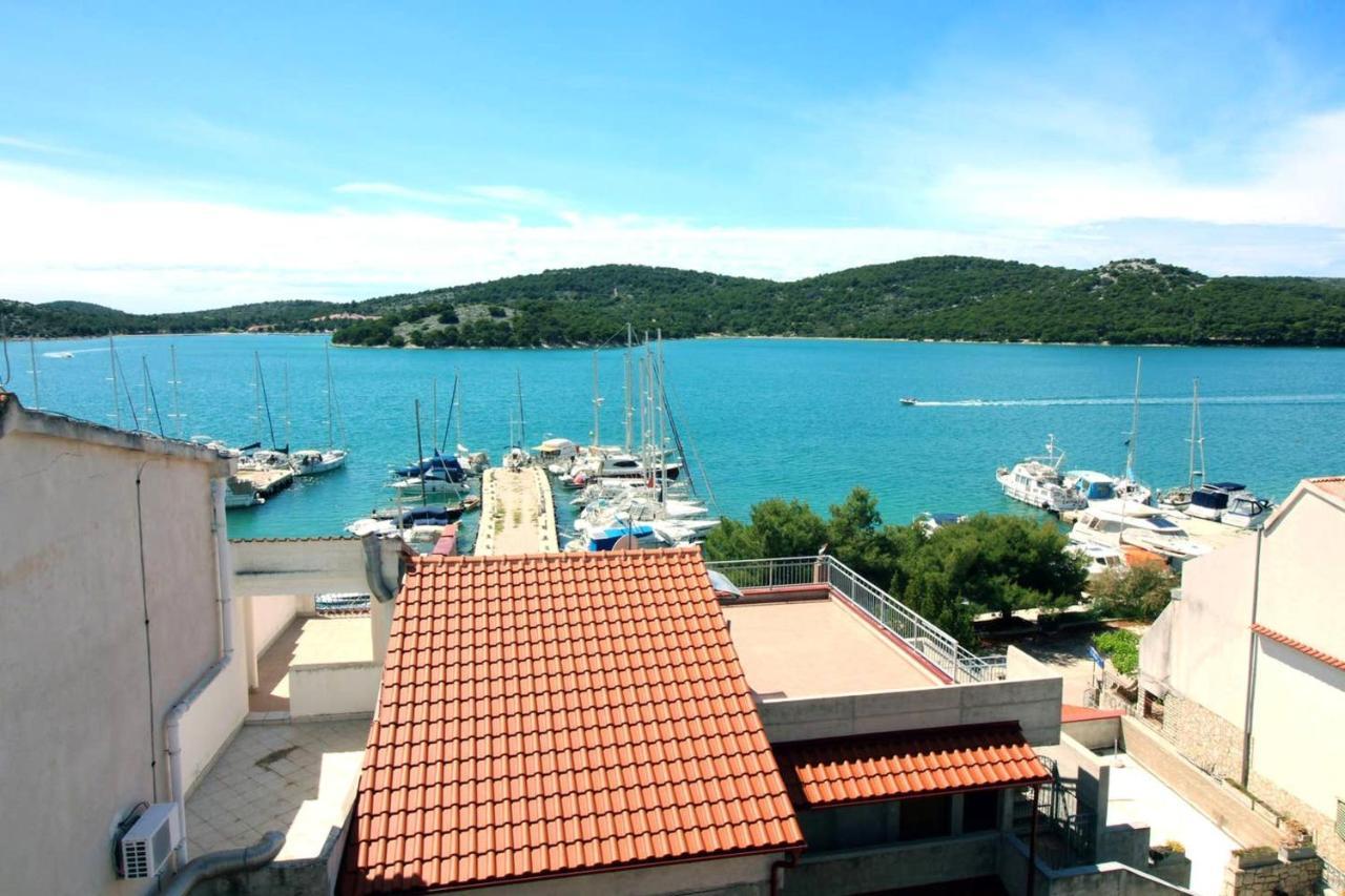 Charming Apartment In Tisno With 2 Bedrooms And Air Conditioning Екстериор снимка